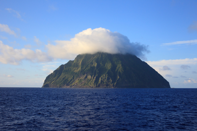 硫磺岛外海从10月下旬以来持续的火山喷发活动看似已停止，但日本专家表示，「可能受到海浪侵蚀而逐渐缩小」。（图／Shutterstock）