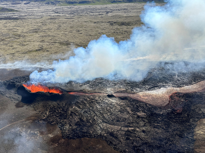 冰岛雷克雅内斯半岛（Reykjanes Peninsula）今出现一连串地震，并被认为可能是火山喷发前兆。（图／路透社）