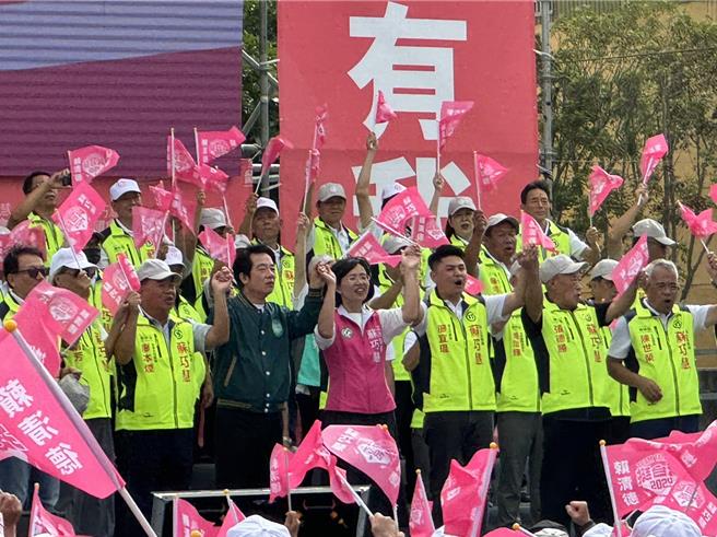 民进党籍总统参选人赖清德（前排左四）和民进党籍立委参选人苏巧慧（前排左五）。（柯毓庭摄）