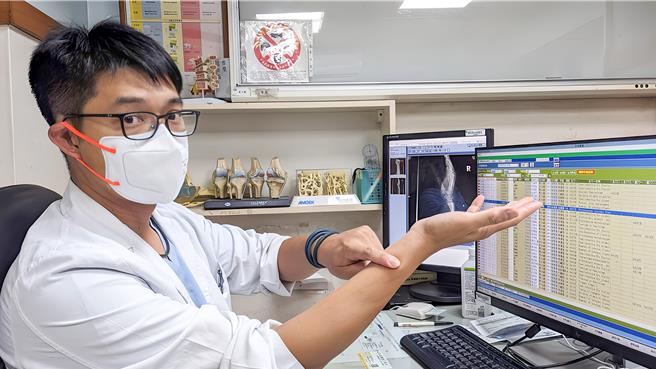 南投基督教医院骨科医师徐长德指着男童右手桡骨骨折部位并说明治疗过程。南投基督教医院提供