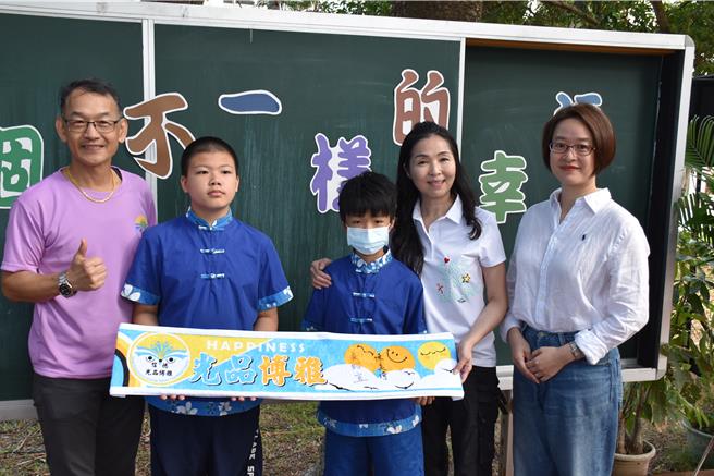 苗栗縣首個公辦民營森林實驗小學信德國小，11日正式揭牌，苗栗縣長夫人陳美琦到場祝賀。（謝明俊攝）