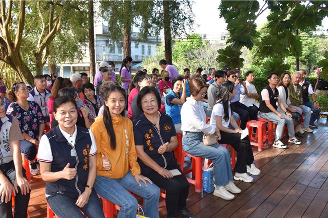 苗栗縣首個公辦民營森林實驗小學信德國小，11日正式揭牌，頭份市長羅雪珠（左起）縣議員蕭詠萱、陳碧華到場祝賀。（謝明俊攝）