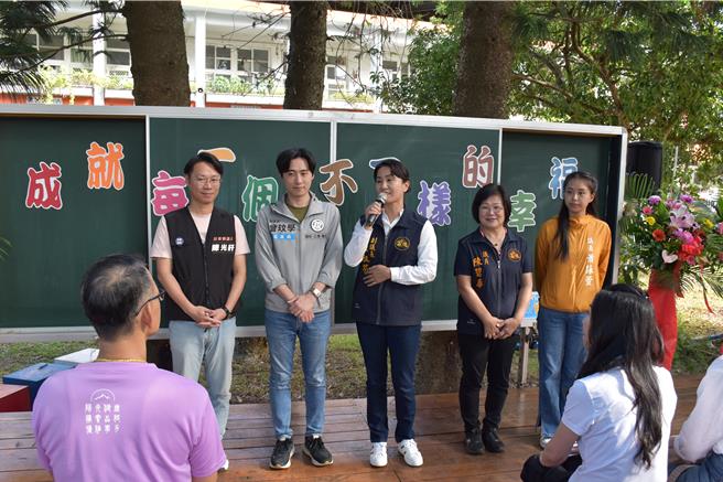 苗栗縣首個公辦民營森林實驗小學信德國小，11日正式揭牌，苗栗縣副議長張淑芬等到場祝賀。（謝明俊攝）