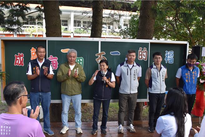 苗栗縣首個公辦民營森林實驗小學信德國小，11日正式揭牌，頭份市長羅雪珠等到場祝賀。（謝明俊攝）