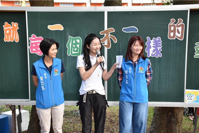 苗栗縣首個公辦民營森林實驗小學信德國小，11日正式揭牌，苗栗縣長夫人陳美琦感謝吳國精董事長熱心苗栗教育。（謝明俊攝）