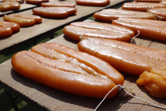 网友透露，公司今（2）天突然发乌鱼子礼盒，他本以为赚到了，结果资深同事透露这代表今年不会有年终，让他当场傻眼。（示意图／邱立雅摄）