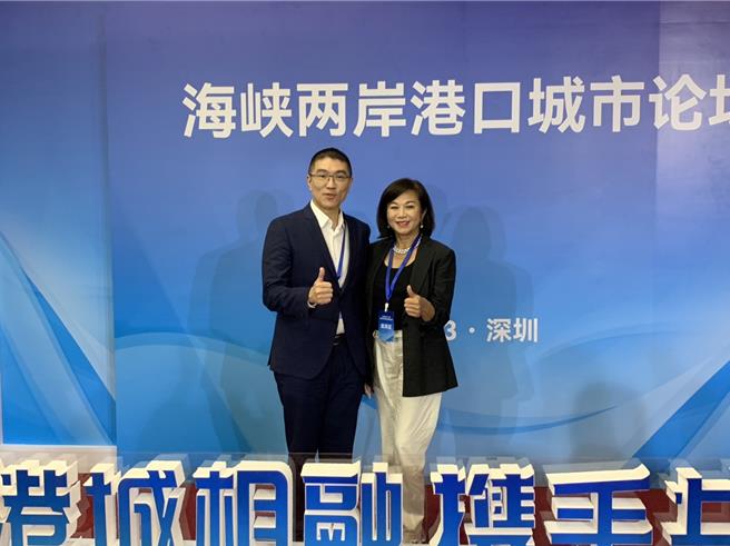 基隆市长谢国梁11日参加「2023年海峡两岸港口城市论坛」。图为谢国梁（左）与基隆市副市长邱佩琳（右）合影。（徐佑升摄）