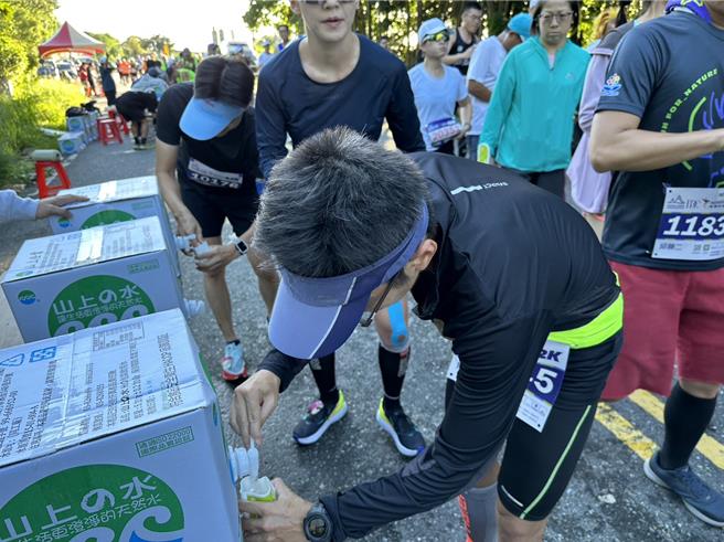 太鲁阁峡谷马拉松提倡环保，今年提供环保水杯，但跑者容易塞在补给站，等装水、喝水。主办单位检讨后将改採环保纸杯，方便跑者取用。（花莲县政府提供／王志伟花莲传真）