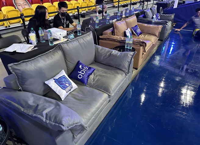 富邦勇士主场的双人沙发席，坐起来超级舒适的。(黄及人摄)