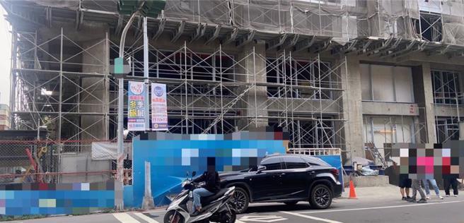 高雄三民区一处工地今日下午1时许发生坠楼意外。（民眾提供／杨舒婷高雄传真）