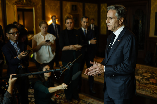 美国国务卿布林肯10日在印度出席美印「2+2」部长级会议，于场边回应以哈衝突问题。（美联社）