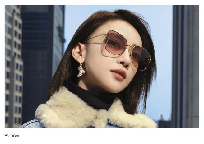 COACH 2023秋冬系列形象照。（EssilorLuxottica提供）