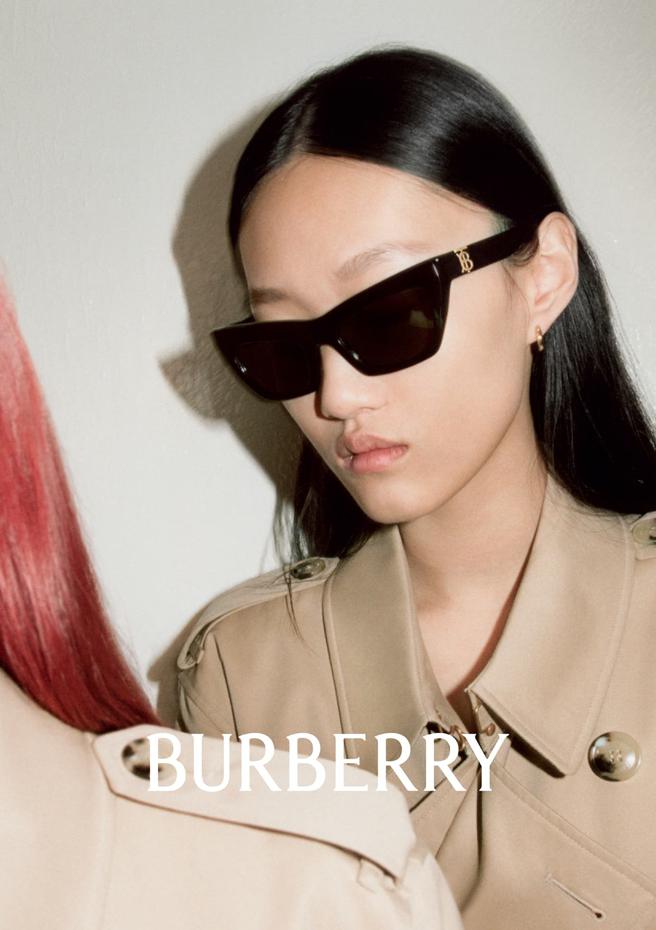 BURBERRY 2023秋冬系列形象图。（EssilorLuxottica提供）EssilorLuxottica提供