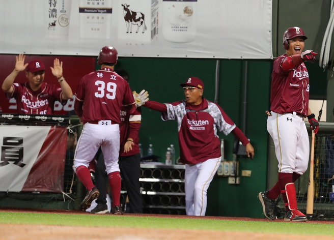 乐天桃猿距离队史第8冠、球团史首冠只差最后一步，总教练曾豪驹（左）希望大家珍惜机会、不留遗憾。（资料照，季志翔摄）