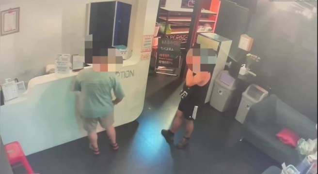 杨男与罗男两人于旅馆柜台check in。（翻摄画面）