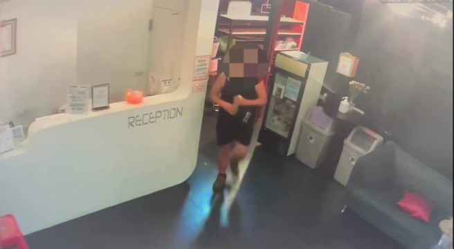 杨男趁罗男洗澡时偷走现金3000元后离开。（翻摄画面）