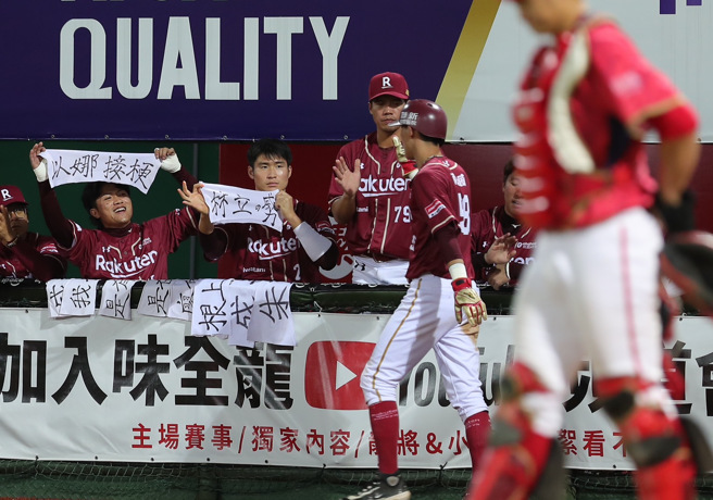 乐天桃猿林政华（左）的自制应援巾成为场边有趣话题。（季志翔摄）