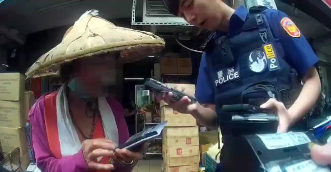 台北市文山一分局警員日前在巡邏勤務時，忽然聽見路旁一名菜攤上的老婦人在談話中提及「匯款至國外」，員警立馬上前關懷提問，終順利阻止了老婦人遭「假愛情」詐騙的戲碼發生。（翻攝畫面）