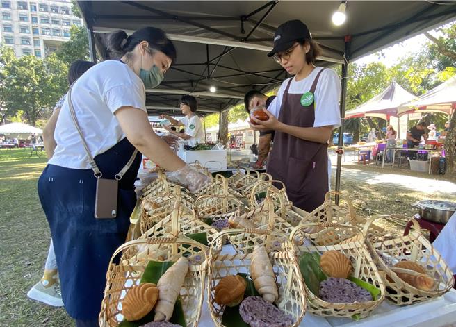 农业部农粮署委托中兴大学有机农业推动中心11日举办「土土小镇的有机庆典」活动，1家有机餐饮业者推出「有机野餐盒」，网路预订多达140盒。（陈淑芬摄）