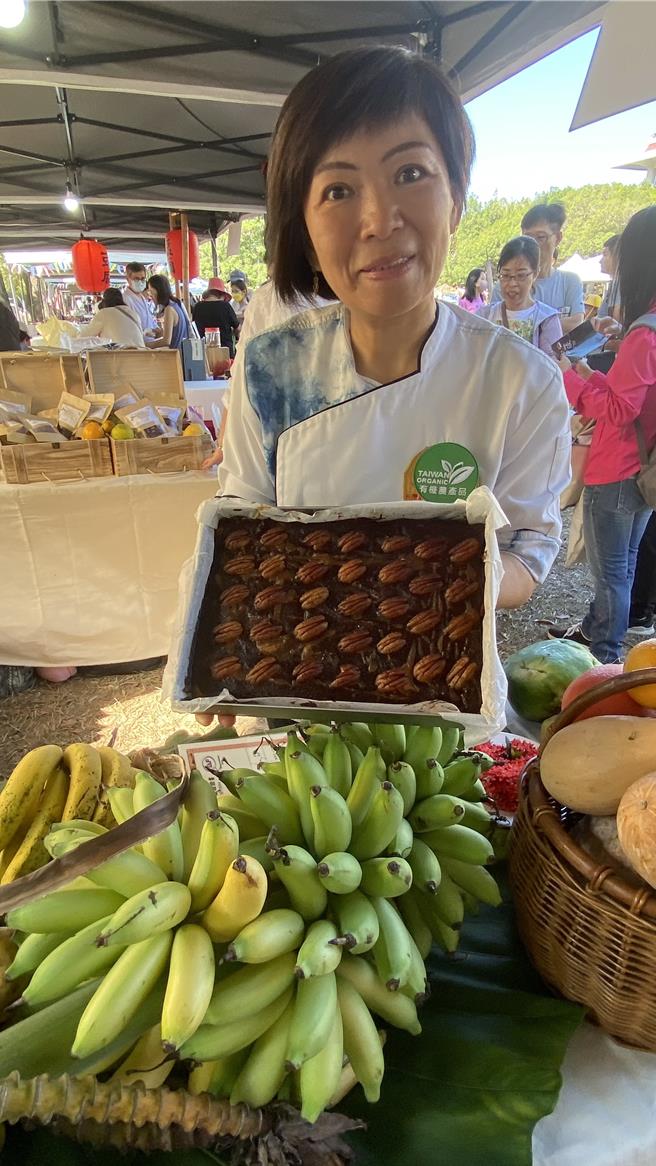 农业部农粮署委托中兴大学有机农业推动中心11日举办「土土小镇的有机庆典」活动，有近百摊有机农产设摊，餐饮业者以农民种植有机山蕉研发出健康甜点，大受欢迎。（陈淑芬摄）