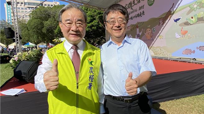 农业部农粮署委托中兴大学有机农业推动中心11日举办「土土小镇的有机庆典」活动，农粮署长胡忠一（左）与兴大校长詹智富（右）与会。（陈淑芬摄）