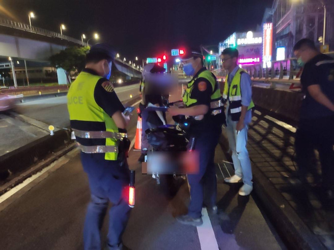 板橋警結合環保局大執法，特別針對板橋地區民眾時常反映改裝噪音車輛易出沒路段，深夜主動攔查並取締改裝噪音車。（圖／警方提供）