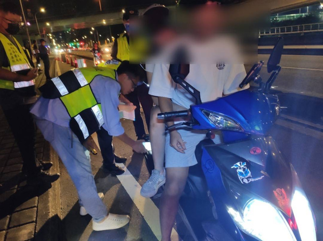 板橋警結合環保局大執法，特別針對板橋地區民眾時常反映改裝噪音車輛易出沒路段，深夜主動攔查並取締改裝噪音車。（圖／警方提供）