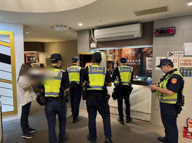 板橋警方針對轄區幫派組合處所、當舖業、開發公司、融資資產公司進行擴大臨檢暨威力掃蕩。（圖／警方提供）
