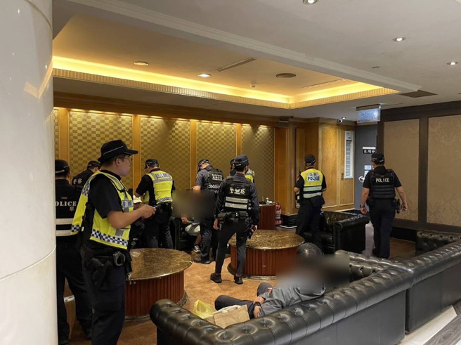 板橋警方針對轄區幫派組合處所、當舖業、開發公司、融資資產公司進行擴大臨檢暨威力掃蕩。（圖／警方提供）