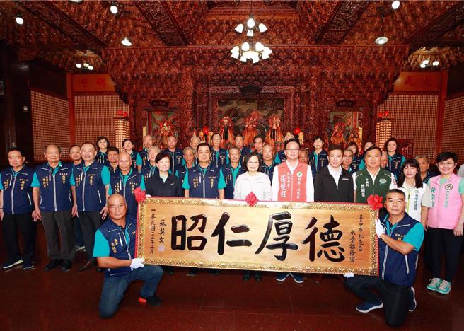蔡英文總統11日到台中北屯福隆宮贈匾，也力挺立委參選人莊競程。(莊競程提供)
