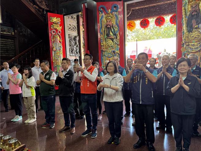 蔡英文總統11日到台中北屯福隆宮參拜並贈匾，也力挺立委參選人莊競程。(莊競程提供)