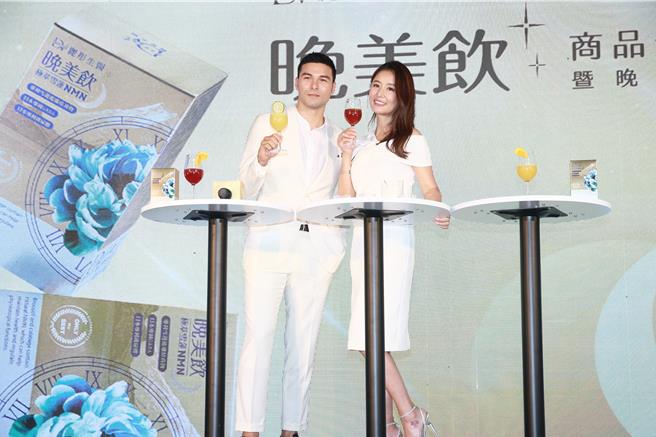 凤小岳（左）和林心如出席代言活动。（张铠乙摄）