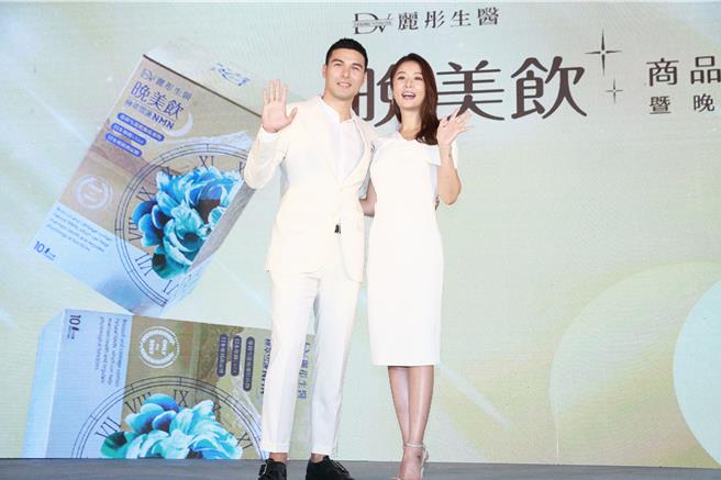 凤小岳（左）和林心如出席代言活动。（张铠乙摄）