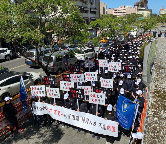 国际牙医校友联合会在今年三月六日，于卫福部前递交陈情书。（照片：国际牙医校友联合会提供）