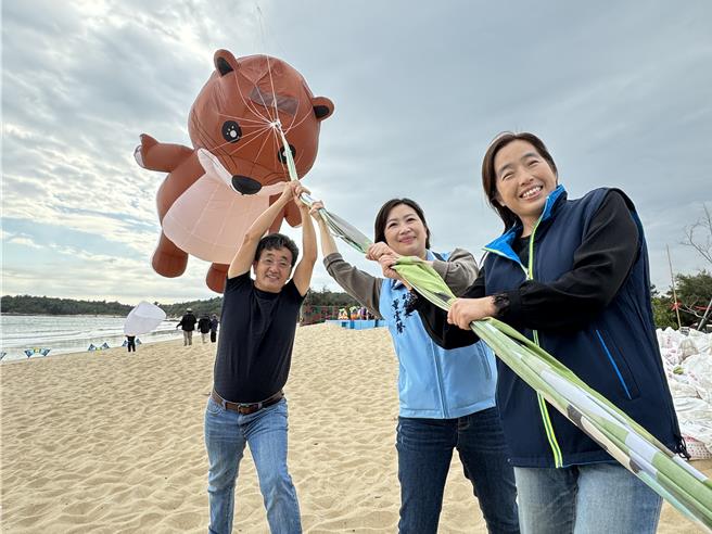首次亮相的金门限定版巨型欧亚水獭风筝升起时，更萌翻现场民眾，纷纷拿出手机拍照打卡留念。(于家麒摄)