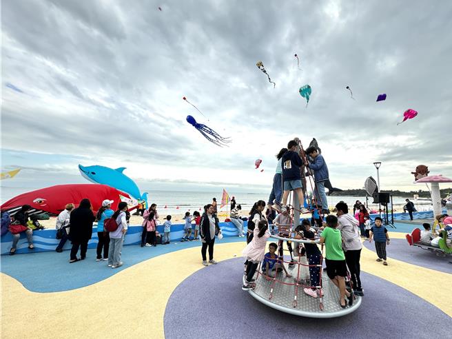 活动现场还有各种节目表演与热闹的市集，搭配公园里的各项游乐设施，让所有亲子朋友们共度一个美好的假日。(于家麒摄)