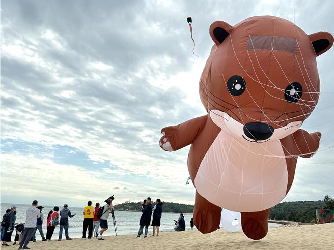 金门限定版的巨型Q萌水獭风筝出场冉冉升空时，令现场观眾为之疯狂。(于家麒摄)