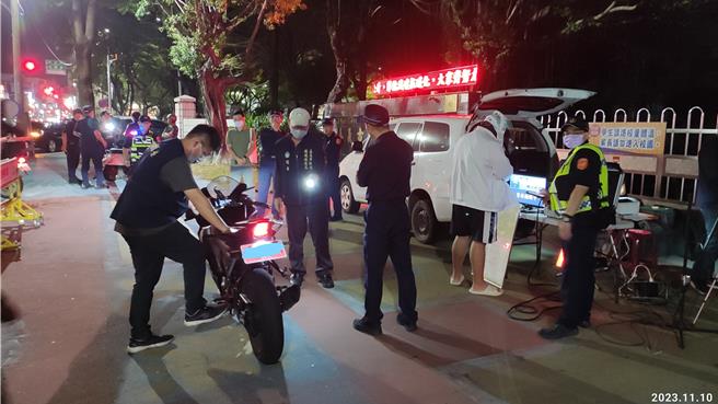 嘉义市政府警察局、环保局及嘉义市监理站10日晚间共同执行联合稽查，以路检、巡逻等方式，针对疾速行驶、非法改装及高音量扰人车辆，「马上拦、马上测、马上罚」强力执法。（嘉义市警察局提供∕吕妍庭嘉义传真）