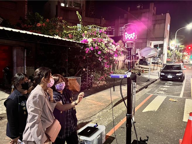 嘉义市政府警察局、环保局及嘉义市监理站10日晚间共同执行联合稽查，以路检、巡逻等方式，针对疾速行驶、非法改装及高音量扰人车辆，「马上拦、马上测、马上罚」强力执法。（嘉义市警察局提供∕吕妍庭嘉义传真）