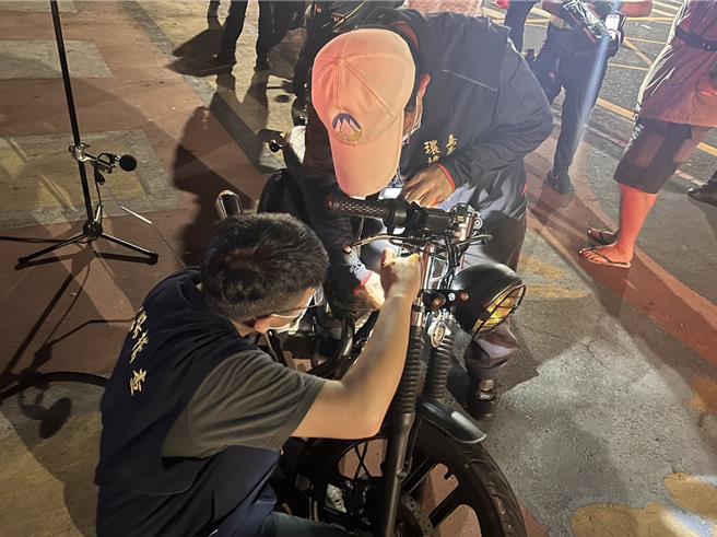 嘉义市政府警察局、环保局及嘉义市监理站10日晚间共同执行联合稽查，以路检、巡逻等方式，针对疾速行驶、非法改装及高音量扰人车辆，「马上拦、马上测、马上罚」强力执法。（嘉义市警察局提供∕吕妍庭嘉义传真）