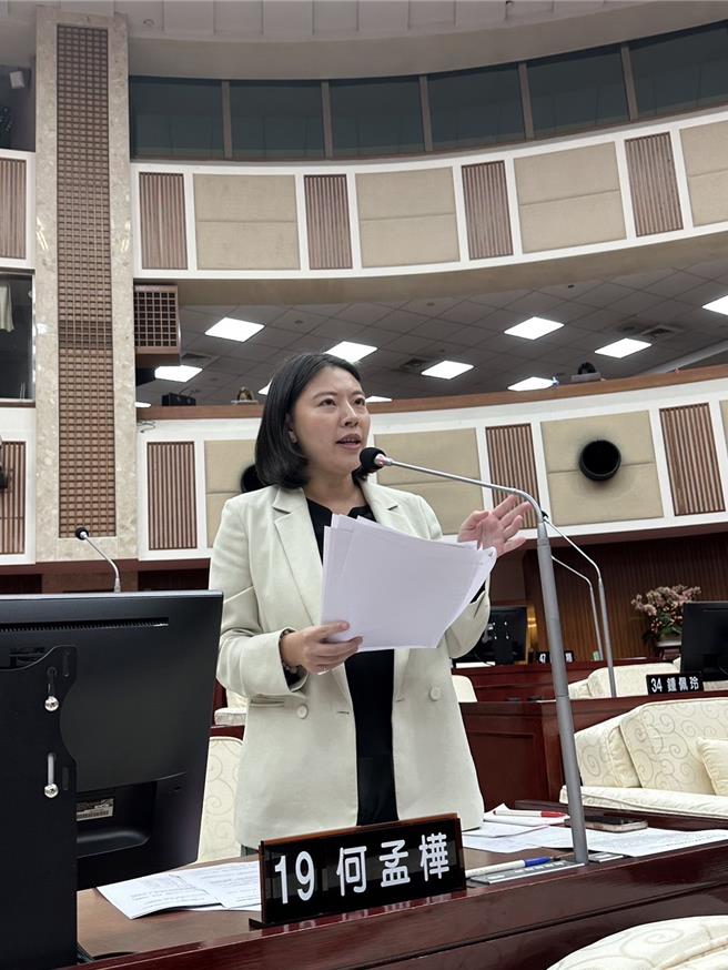 2023年11月11日台北市／民进党台北市议员何孟桦质疑，台北市警察局提出的治安风水师计画，从申请到检测完毕，竟然花了快一个月的时间，远比规范流程的7天多出好几倍，就连警察局的门锁品牌资料还停留在2001年。（何孟桦办公室提供／丁上程台北传真）