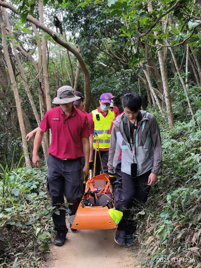 26岁余姓女子登山摔倒右膝及脚踝疼痛，无明显外伤，意识清楚，无法行走，救护人员给予包扎及SKED固定后，由消防人员搬运至登山口送医。（图／消防提供）