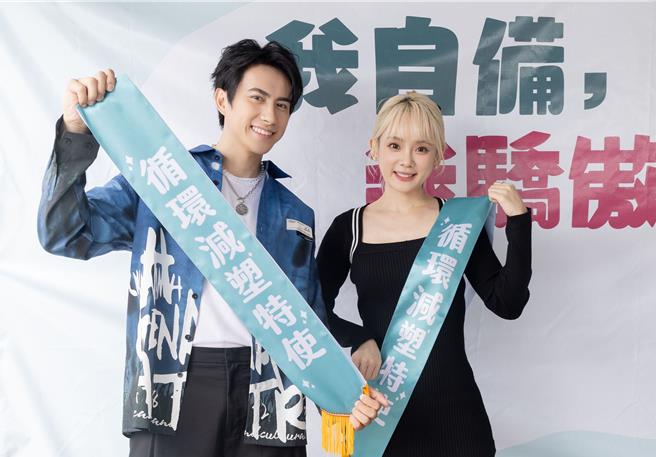 潘君仑（左）和洗菜出席环保活动。（环境部资源循环署提供）