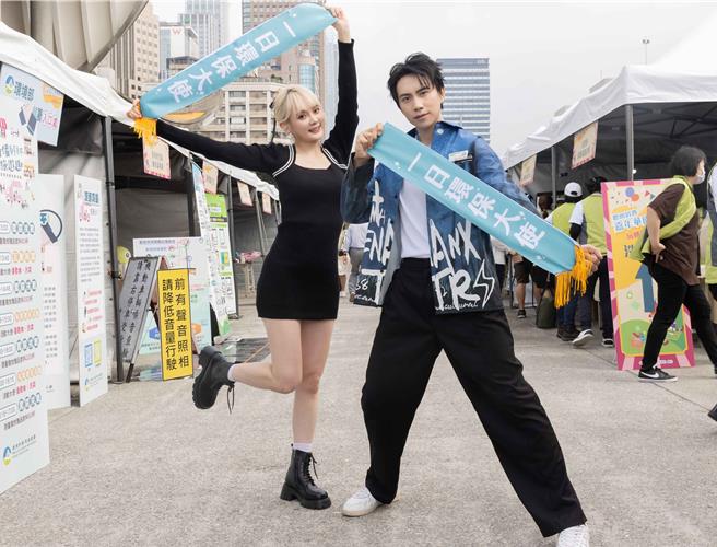 潘君仑（左）和洗菜出席环保活动。（环境部资源循环署提供）