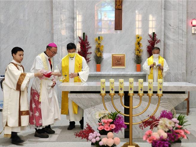 11日由嘉义教区主教浦英雄主持「圣堂奉献礼」，约500位教友参与盛会。（天主教嘉义教区提供∕吕妍庭嘉义传真）