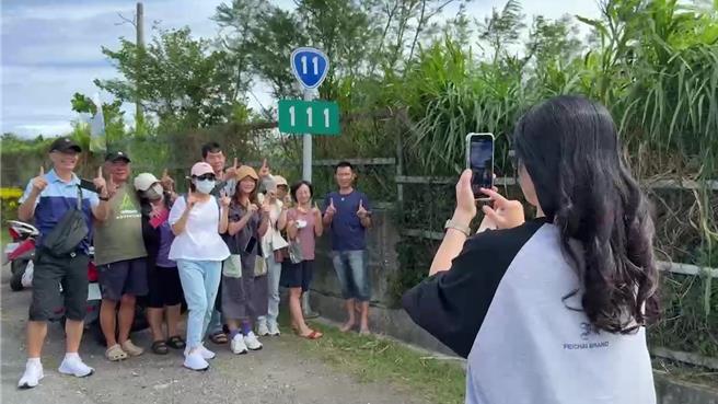 11月11日，台东台11线上的111公里处的交通标志成为最有人气打卡景点。（蔡旻妤摄）