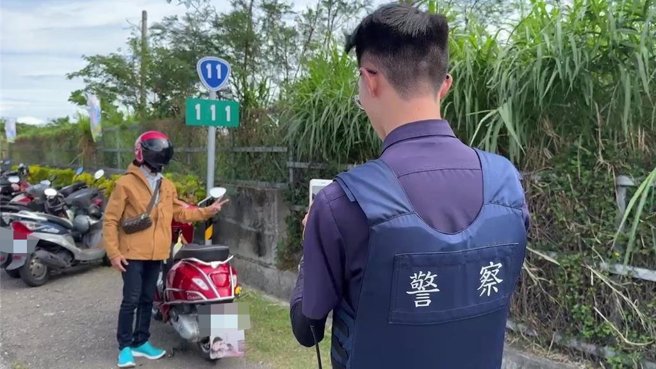 11月11日，台东台11线上的111公里处的交通标志成为最有人气打卡景点。（蔡旻妤摄）