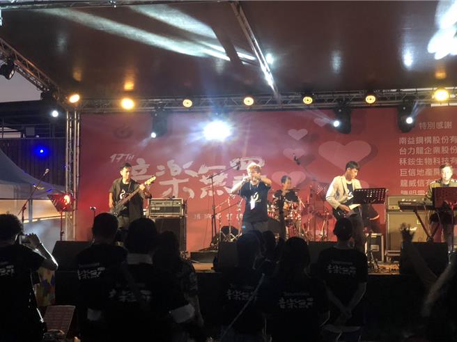 由学生乐团发起的「音乐无罪」爱心公益演唱会11日傍晚在安平休憩码头登场。（培伦音乐文创公司提供／程炳璋台南传真）