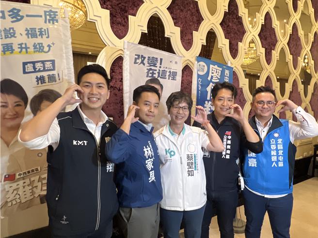 國民黨台中市4名立委參選人與民眾黨提名立委參選人蔡璧如，11日舉辦聯合募款餐會，高喊「藍白合，情投意合！」(林欣儀攝)