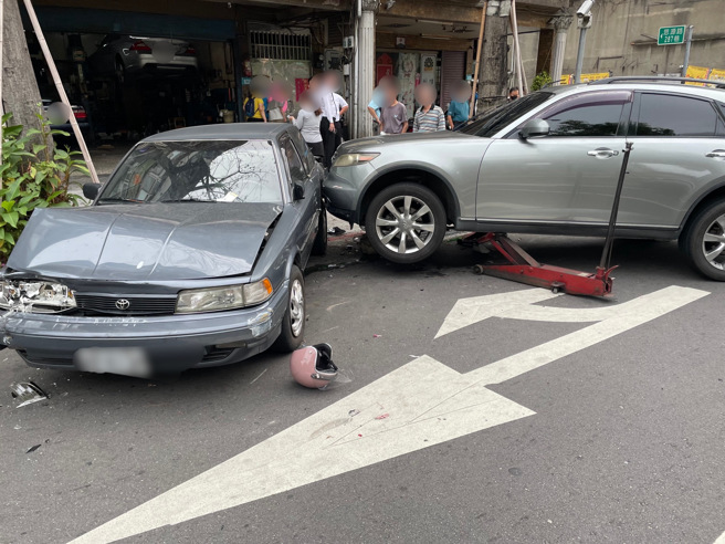 影》恍神酿祸？新庄男猛撞「3大2小车」，2骑士受伤送医。(叶庭欣/翻摄)